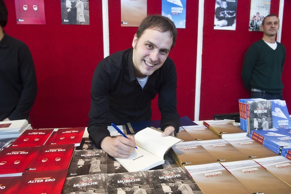 Kirmen Uribe idazle ondarroarra ‘Mussche’ lan berria sinatzen izan da. (Luis JAUREGIALTZO/ARGAZKI PRESS) Kirmen Uribe idazle ondarroarra ‘Mussche’ lan berria sinatzen izan da. (Luis JAUREGIALTZO/ARGAZKI PRESS)