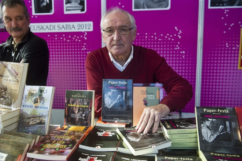 Anjel Lertxundi, Durangoko postuan. (Luis JAUREGIALTZO/ARGAZKI PRESS) Anjel Lertxundi, Durangoko postuan. (Luis JAUREGIALTZO/ARGAZKI PRESS)