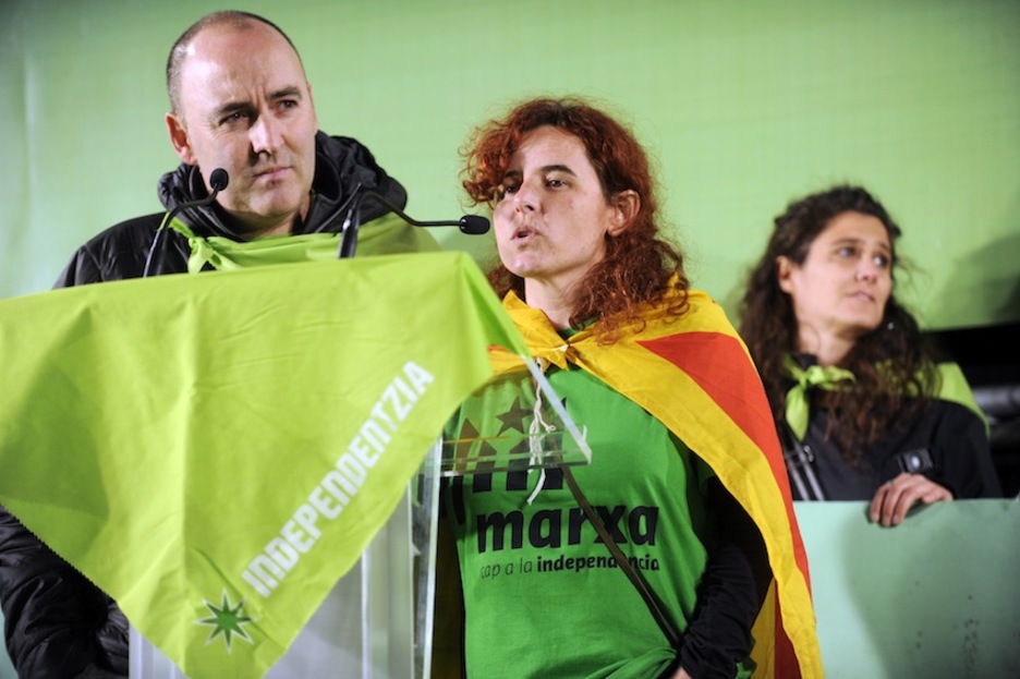 Floren Aoiz eta Roser Loire, Kataluniako Asanblada Nazionaleko kidea, amaiera ekitaldian. (Marisol RAMIREZ/ARGAZKI PRESS)