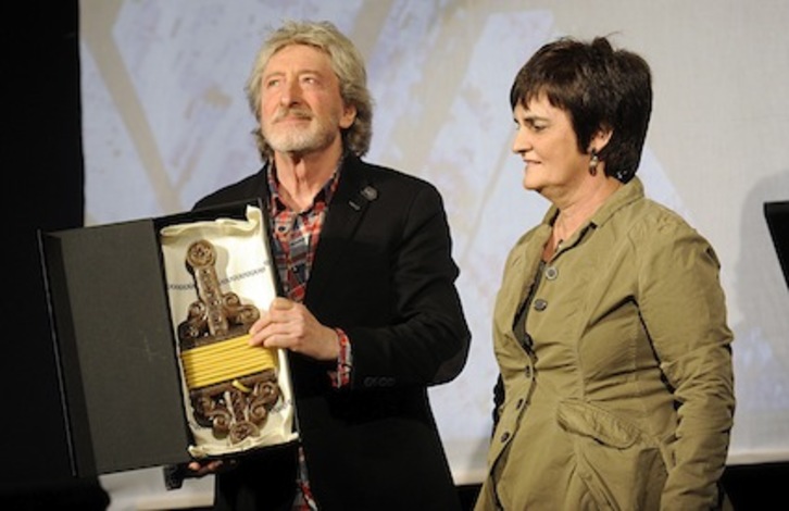 Benito Lertxundi, Argizaiolarekin, Gerediaga Elkarteko presidente Nerea Mujikarekin batera. (Luis JAUREGIALTZO/ARGAZKI PRESS)