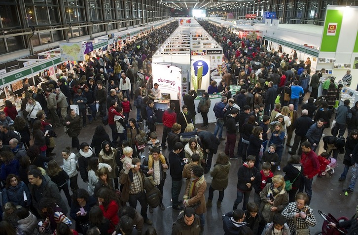 Durangoko Azokaren gune nagusia, lehen egunean, jendez lepo. (Luis JAUREGIALTZO / ARGAZKI PRESS)