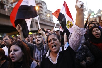 Oponentes a Mursi durante las protestas de ayer ante el Palacio Presidendial. (Gianluigi GUERCIA / AFP)