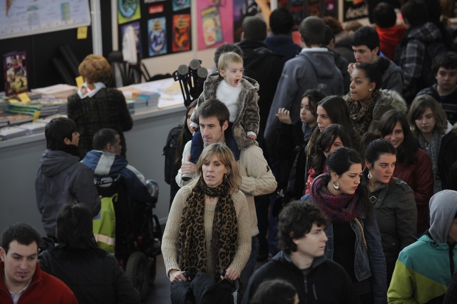 Landako gunean jende andana dabil gaur ere, batetik bestera. (Jon URBE / ARGAZKI PRESS) Landako gunean jende andana dabil gaur ere, batetik bestera. (Jon URBE / ARGAZKI PRESS)