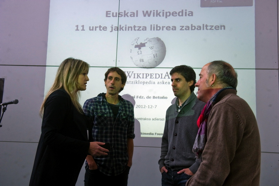 Euskarazko Wikipediaren elikatze masiboaren proiektuaz jardun dute gaur goizean K@bian UEU eta Wikipedia Euskaraz elkarteetako kideak. (Luis JAUREGIALTZO / ARGAZKI PRESS)
