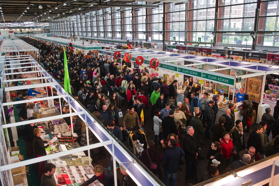 Landako guneko korridoreetan gaur ere ez da estuturik gabe ibiltzeko tarterik izan. (Luis JAUREGIALTZO / ARGAZKI PRESS) Landako guneko korridoreetan gaur ere ez da estuturik gabe ibiltzeko tarterik izan. (Luis JAUREGIALTZO / ARGAZKI PRESS)