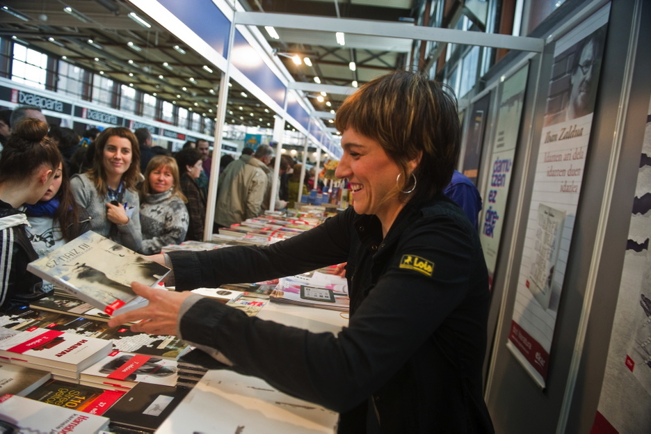 Betiko lez, umore onean jardun dute erakustokietan lanean zirenek, eta baita erosketak egiten ari zirenek ere. (Luis JAUREGIALTZO / ARGAZKI PRESS) Betiko lez, umore onean jardun dute erakustokietan lanean zirenek, eta baita erosketak egiten ari zirenek ere. (Luis JAUREGIALTZO / ARGAZKI PRESS)