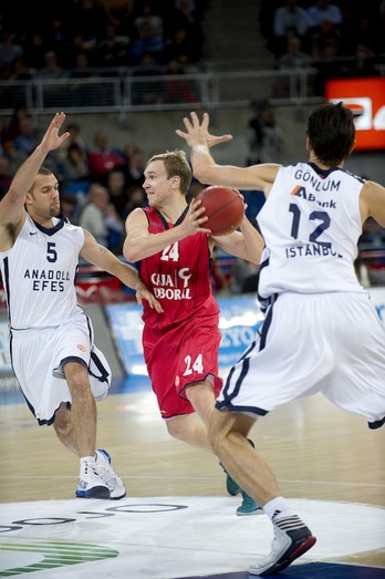 Imagen del partido que enfrentó al Baskonia y a Anadolu Efes en Gasteiz. (Raul BOGAJO/ARGAZKI PRESS)