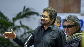 Los guerrilleros de las FRAC Iván Marquez y Jesús Santrich a su llegada a La Habana. (Alberto ROQUE/AFP)