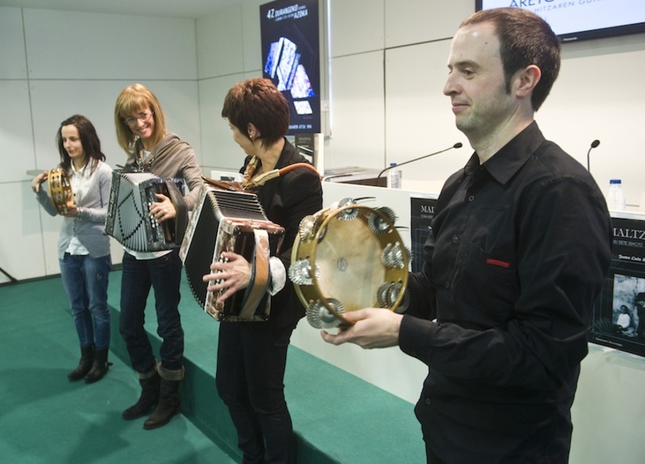 Juan Luis Zabalaren ‘Maltzeta, soinu bete bihotz’ liburuaren aurkezpena. (Luis JAUREGIALTZO) Juan Luis Zabalaren ‘Maltzeta, soinu bete bihotz’ liburuaren aurkezpena. (Luis JAUREGIALTZO)