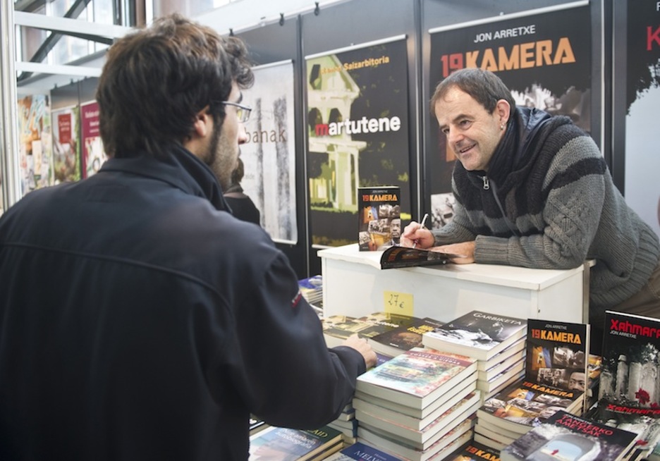 Jon Artetxe erosle bati bere liburua sinatzen. (Luis JAUREGIALTZO/ARGAZKI PRESS) Jon Artetxe erosle bati bere liburua sinatzen. (Luis JAUREGIALTZO/ARGAZKI PRESS)