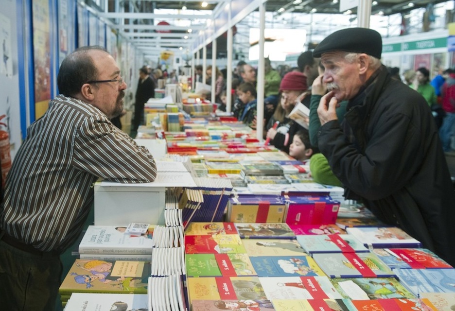 Haur liburuen standeko irudi bat, erosle eta saltzailearen arteko elkarrizketa nabarmenduz. (Luis JAUREGIALTZO/ARGAZKI PRESS) Haur liburuen standeko irudi bat, erosle eta saltzailearen arteko elkarrizketa nabarmenduz. (Luis JAUREGIALTZO/ARGAZKI PRESS)