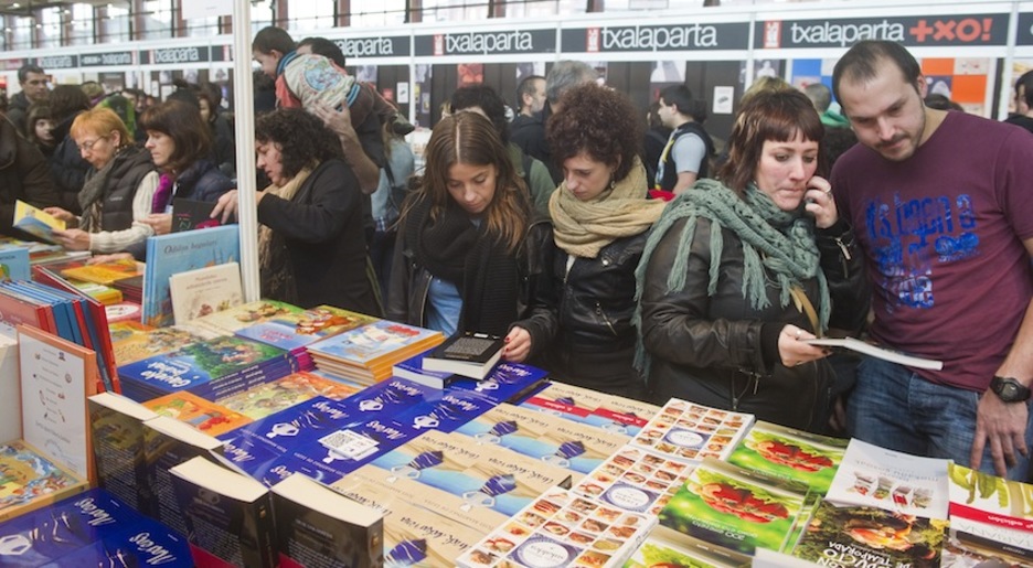 Stand bateko irudia, jendeak liburuak eskuetan dituela, erosi aurretik, begirada bat emanez. (Luis JAUREGIALTZO/ARGAZKI PRESS) Stand bateko irudia, jendeak liburuak eskuetan dituela, erosi aurretik, begirada bat emanez. (Luis JAUREGIALTZO/ARGAZKI PRESS)