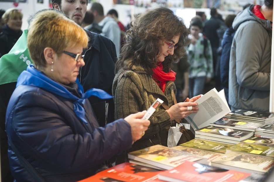 Stand bateko irudia, jendeak liburuak eskuetan dituela, erosi aurretik, begirada bat emanez. (Luis JAUREGIALTZO/ARGAZKI PRESS) Stand bateko irudia, jendeak liburuak eskuetan dituela, erosi aurretik, begirada bat emanez. (Luis JAUREGIALTZO/ARGAZKI PRESS)