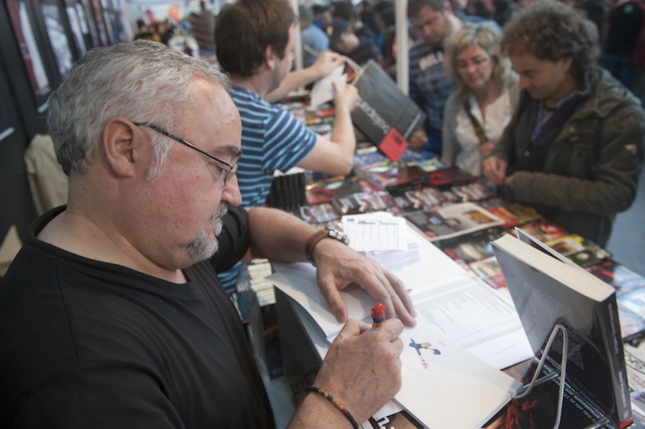 Tasio, erosleei liburuak sinatzen. (Jon URBE/ARGAZKI PRESS) Tasio, erosleei liburuak sinatzen. (Jon URBE/ARGAZKI PRESS)