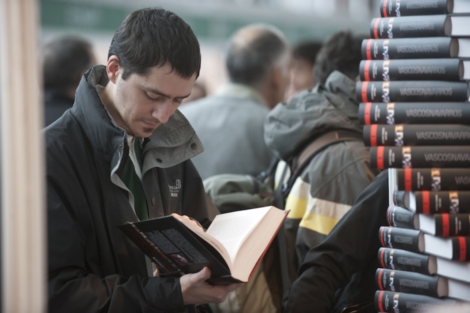 Liburu tontor handiak izaten dira standetan. (Jon URBE/ARGAZKI PRESS) Liburu tontor handiak izaten dira standetan. (Jon URBE/ARGAZKI PRESS)
