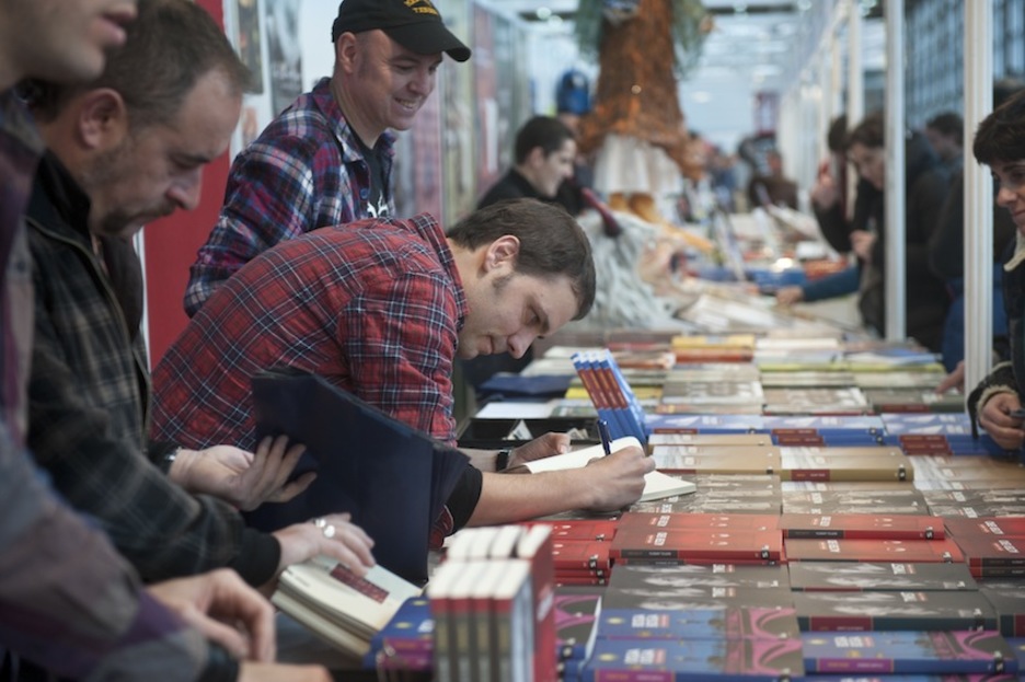 Kirmen Uribe, liburuak sinatzen. (Jon URBE/ARGAZKI PRESS) Kirmen Uribe, liburuak sinatzen. (Jon URBE/ARGAZKI PRESS)