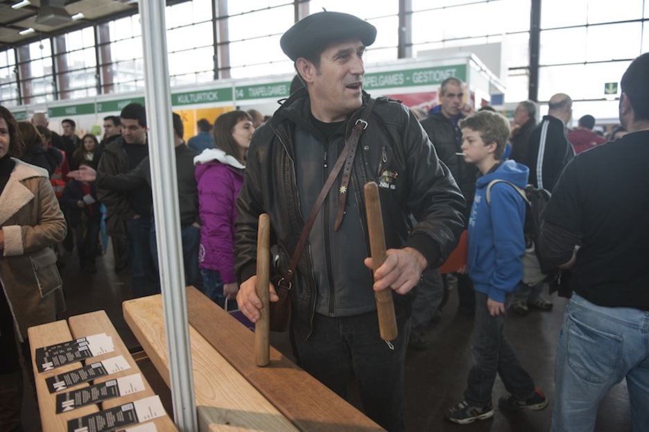 Stand batean txalaparta aurrean duela. (Jon URBE/ARGAZKI PRESS) Stand batean txalaparta aurrean duela. (Jon URBE/ARGAZKI PRESS)