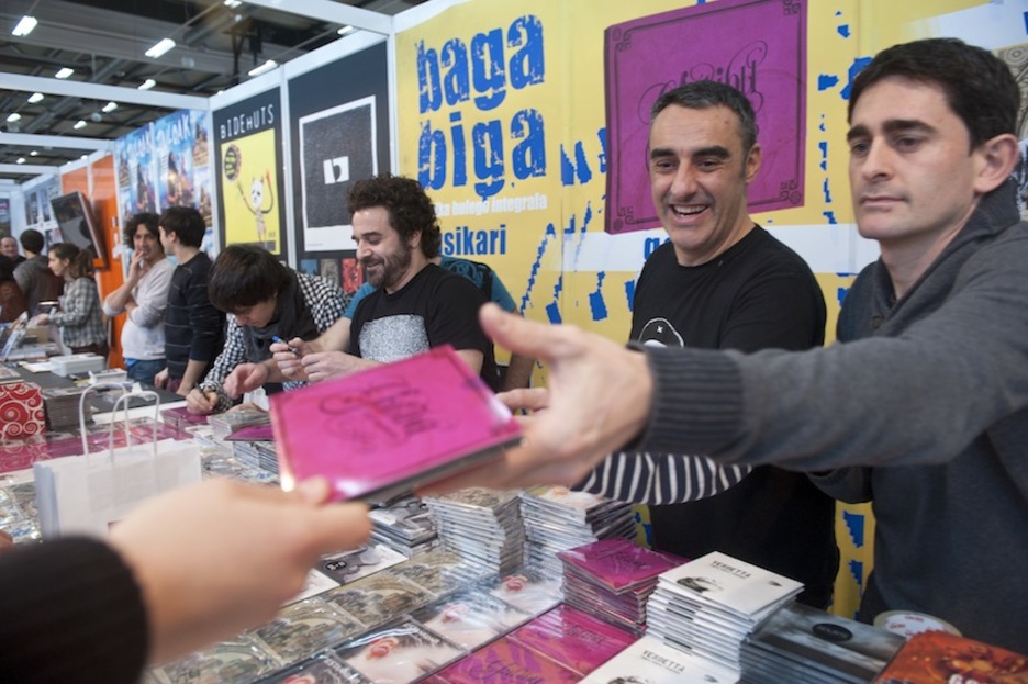 Gatibu taldeko kideak diskoak sinatzen. (Jon URBE/ARGAZKI PRESS) Gatibu taldeko kideak diskoak sinatzen. (Jon URBE/ARGAZKI PRESS)