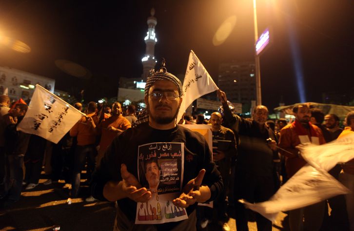 Miembros de los Hermanos Musulmanes han salido a la calle a defender a Morsi. (Patrick BAZ / AFP)