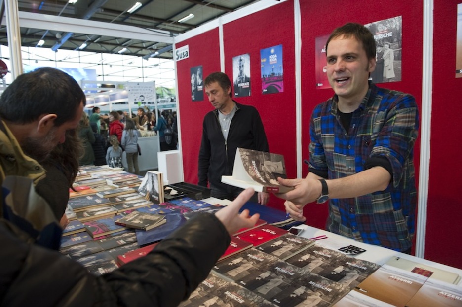 Kirmen Uribe, liburuak sinatzen. (Juanan RUIZ/ARGAZKI PRESS) Kirmen Uribe, liburuak sinatzen. (Juanan RUIZ/ARGAZKI PRESS)