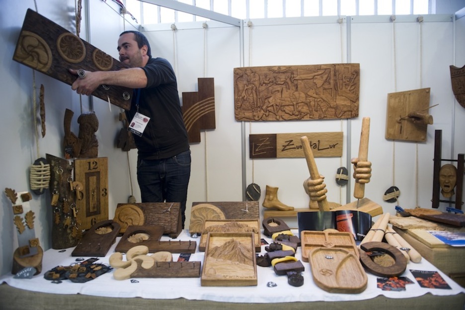 Artisau azokako irudi bat. (Juanan RUIZ/ARGAZKI PRESS) Artisau azokako irudi bat. (Juanan RUIZ/ARGAZKI PRESS)