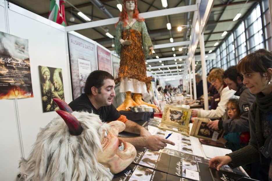 Stand bateko pertsona bate eta erosle baten arteko elkarrizketa. (Juanan RUIZ/ARGAZKI PRESS) Stand bateko pertsona bate eta erosle baten arteko elkarrizketa. (Juanan RUIZ/ARGAZKI PRESS)
