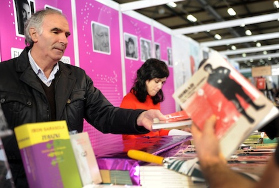 Jose Angel Iribar bere liburuak sinatzen. (Marisol RAMIREZ/ARGAZKI PRESS) Jose Angel Iribar bere liburuak sinatzen. (Marisol RAMIREZ/ARGAZKI PRESS)