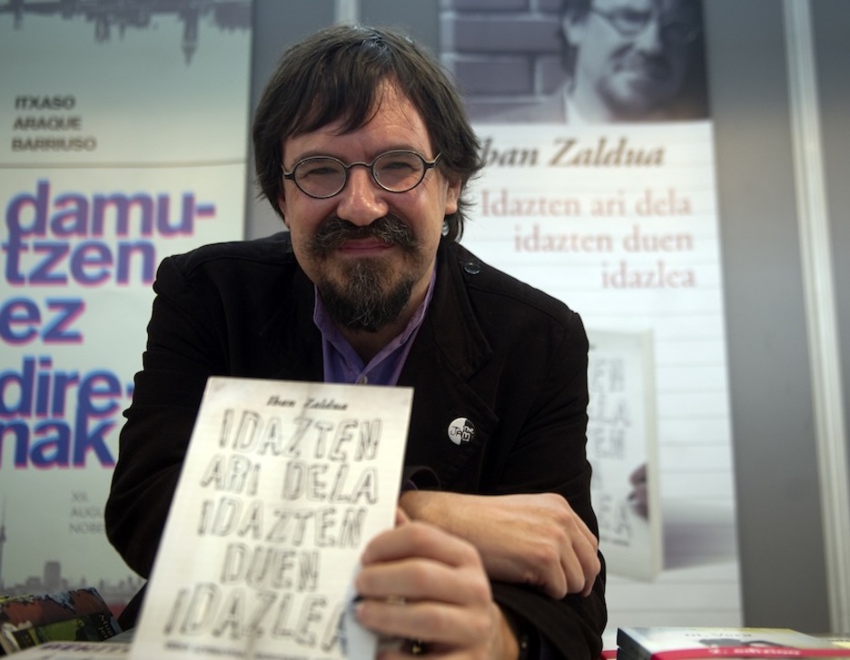 Iban Zaldua, bere liburuarekin. (Marisol RAMIREZ/ARGAZKI PRESS) Iban Zaldua, bere liburuarekin. (Marisol RAMIREZ/ARGAZKI PRESS)
