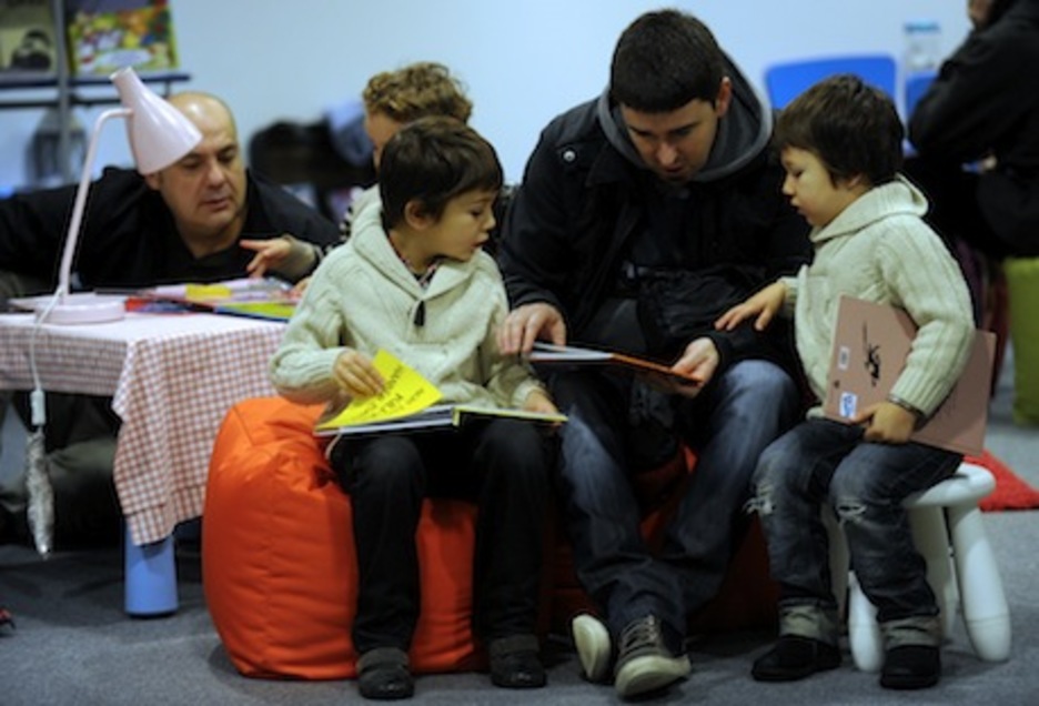 Haurrek ere bere txoko dute Azokan. (Marisol RAMIREZ/ARGAZKI PRESS) Haurrek ere bere txoko dute Azokan. (Marisol RAMIREZ/ARGAZKI PRESS)