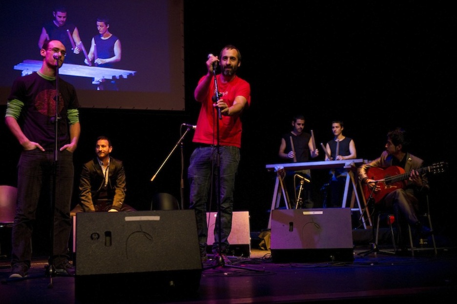 Flamenko 3.0 emanaldian bertsolariek ere hartu dute parte. Irudian, Amets Arzallus eta Arkaitz Estiballez. (Gorka RUBIO/ARGAZKI PRESS) Flamenko 3.0 emanaldian bertsolariek ere hartu dute parte. Irudian, Amets Arzallus eta Arkaitz Estiballez. (Gorka RUBIO/ARGAZKI PRESS)