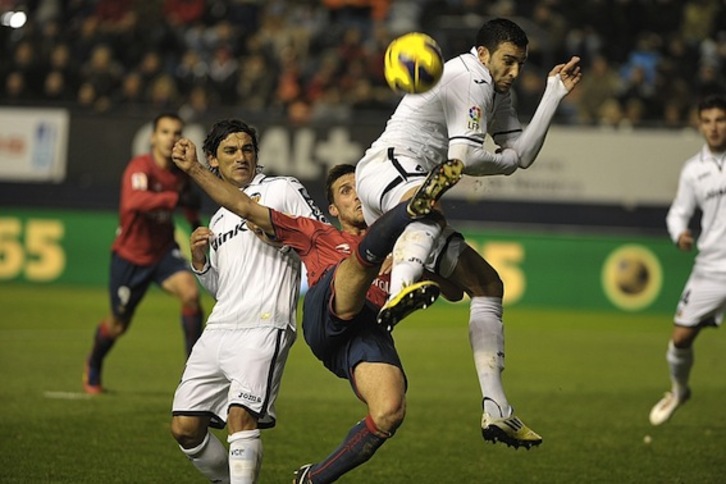 Una imagen del encuentro que han disputado Osasuna y Valencia. (ARGAZKI PRESS)