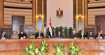 Morsi, en el centro, durante la reunión mantenida con líderes de la oposición. (AFP)