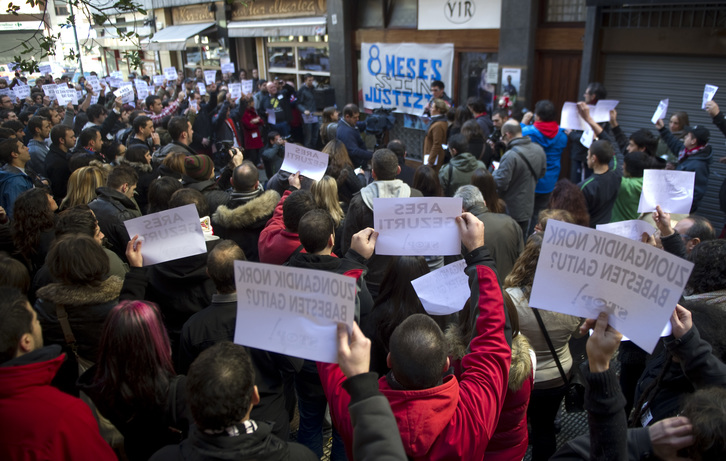 Ehunka lagun batu dira Cabacasen oroimenezko elkarretaratzean. (Marisol RAMIREZ / ARGAZKI PRESS)