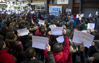Ehunka lagun batu dira Cabacasen oroimenezko elkarretaratzean. (Marisol RAMIREZ / ARGAZKI PRESS)