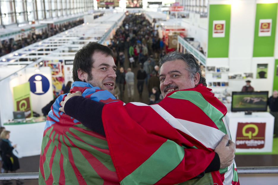 El director de Durangoko Azoka, Aiert Goenaga, posa con el presidente de la asociacion «Kale Dor Kayiko», Manuel Vizarraga, colectivo invitado este año. El director de Durangoko Azoka, Aiert Goenaga, posa con el presidente de la asociacion «Kale Dor Kayiko», Manuel Vizarraga, colectivo invitado este año.