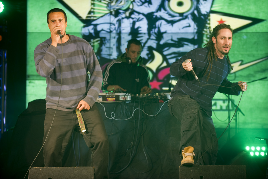 Bad Sound System taldea Ahotsenean zuzenekoa eskaintzen. Bad Sound System taldea Ahotsenean zuzenekoa eskaintzen.