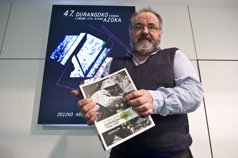 Jon Irabazal, anterior director de la azoka, presenta su libro y documental sobre la Guerra Civil. Jon Irabazal, anterior director de la azoka, presenta su libro y documental sobre la Guerra Civil.
