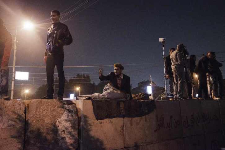 Opositores egipcios permanecen ante la sede presidencial de Mohamed Morsi al caer la noche. (Gianluigi GUERCIA/AFP)