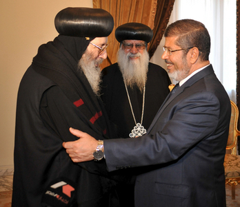 Morsi, a la derecha, con representantes coptos, en una imagen tomada en junio. (AFP)