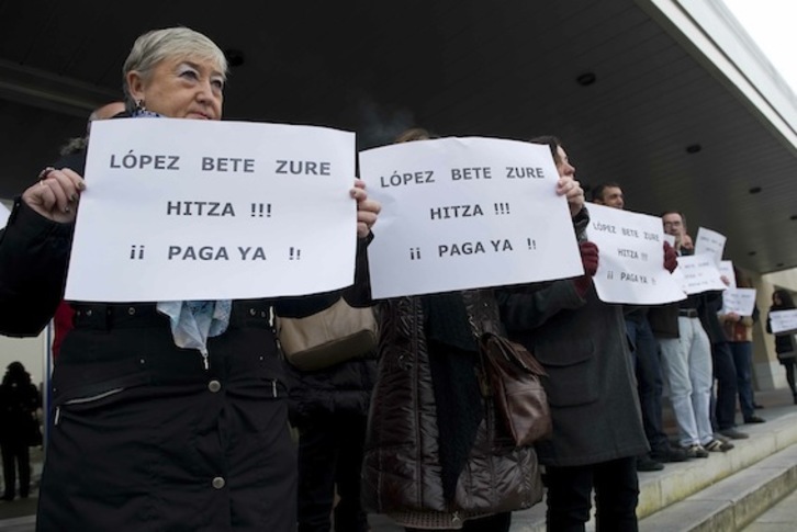 Imagen de la protesta que han realizado los funcionarios púbicos en Lakua. (Raul BOGAJO/ARGAZKI PRESS)