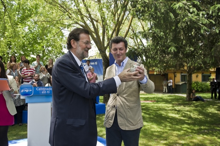 Santiago Cervera junto a Mariano Rajoy, en un acto electoral de noviembre de 2011 en Iruñea. (Lander F. ARROYABE)