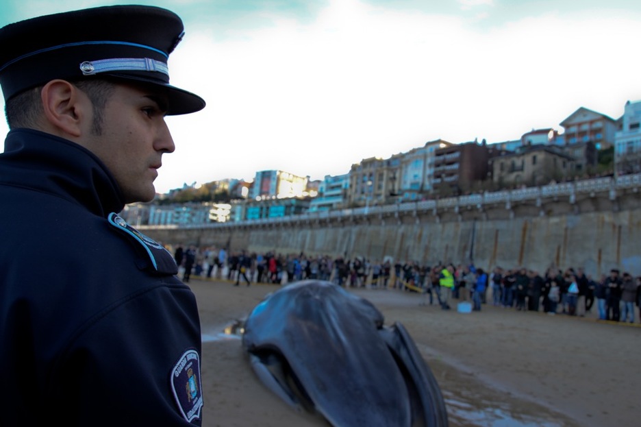 Polizia-lerro bat osatu zuten balearen inguruan, jendea gehiegi ez hurbiltzeko. (Haritz RODRIGUEZ/TRANSISTORIA) Polizia-lerro bat osatu zuten balearen inguruan, jendea gehiegi ez hurbiltzeko. (Haritz RODRIGUEZ/TRANSISTORIA)