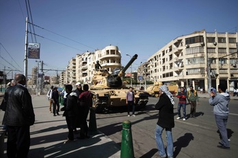 Un tanque del Ejército desplegado en las inmediaciones del palacio presidencial, en El Cairo. (Gianluigi GUERCIA/AFP)  
