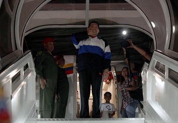 Imagen difundida por Presidencia venezolana que muestra a Chávez besando un crucifijo el pasado sábado, cuando anunció que padece cáncer. (AFP)