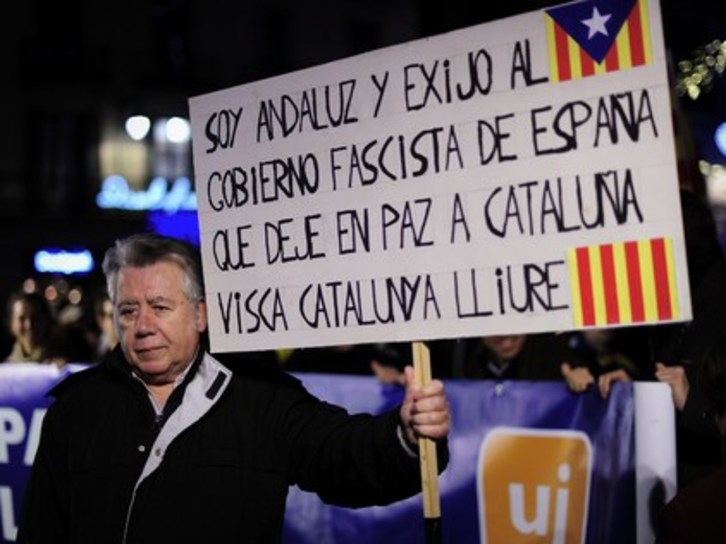 Un hombre andaluz sostiene un cartel durante la protesta de Barcelona. (Josep LAGO/AFP) 