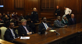 El abogado de Strauss-Kahn, segundo por la izquierda, Nafissatou Diallo, segunda por la derecha, y su abogado, en el tribunal de Nueva York donde se ha resuelto la demanda. (Seth WENIG/AFP)