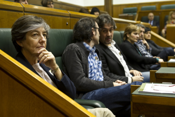 Mintegi, en su escaño del Parlamento de Gasteiz, junto con sus compañeros de coalición. (Juanan RUIZ/ARGAZKI PRESS)