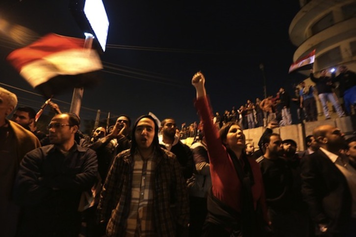 Partidarios y detractores de Morsi se han manifestado esta tarde en Egipto. (Patrick BAZ/AFP)