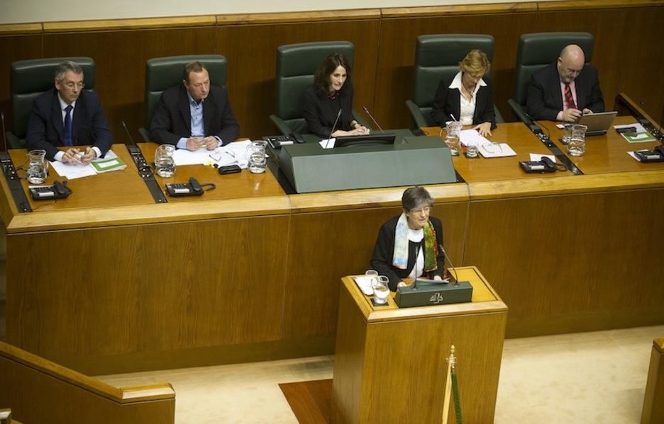 Mintegi, con la Mesa del Parlamento, en la espalda, durante su intervención. (Raul BOGAJO/ARGAZKI PRESS)