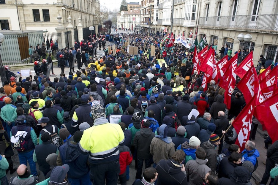 Trabajadores de varias empresas han protestado en frente del Parlamento de Gasteiz. (Raul BOGAJO/ARGAZKI PRESS)